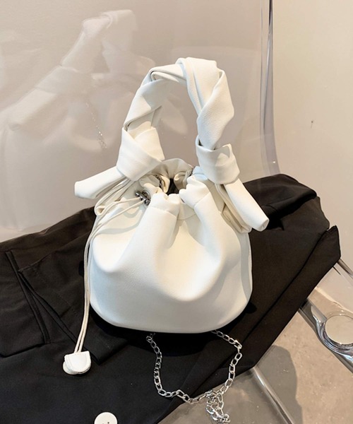 shopnikoniko(ショップニコニコ)の「チェーンショルダーねじれ巾着バッグ(ショルダーバッグ・レディース・ホワイト/ブラック/ベージュ/サックスブルー・フリー)」の11枚目の写真