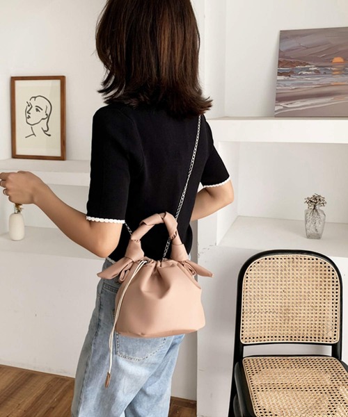 shopnikoniko(ショップニコニコ)の「チェーンショルダーねじれ巾着バッグ(ショルダーバッグ・レディース・ホワイト/ブラック/ベージュ/サックスブルー・フリー)」の5枚目の写真
