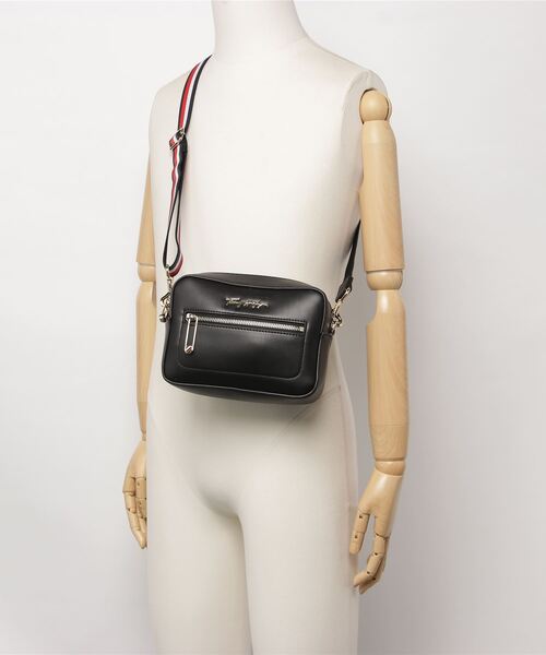 TOMMY HILFIGER(トミーヒルフィガー)の「アイコニックカメラバッグ(ショルダーバッグ・レディース・ブラック/ネイビー・FREE)」の21枚目の写真