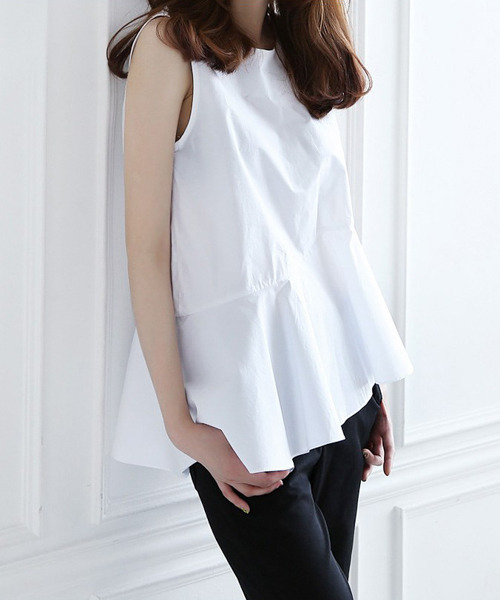 AMELY(エミリー)の「アシンメトリーペプラムトップス(Tシャツ/カットソー・レディース・ホワイト/ブラック・S/M/L)」の4枚目の写真