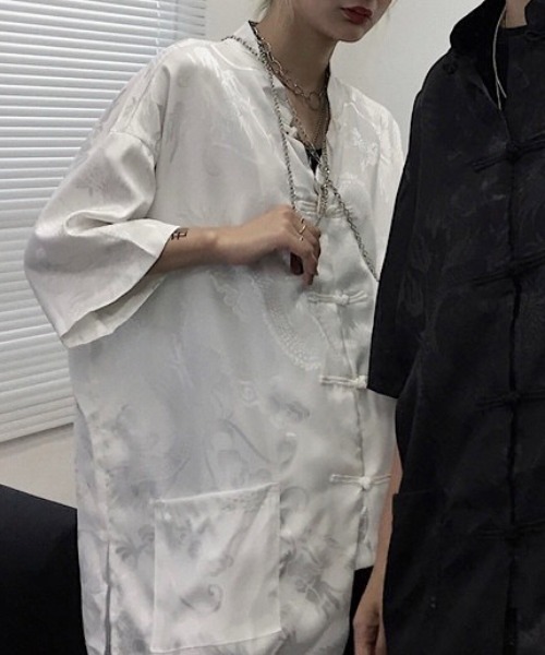 SEN TOKYO(セントーキョー)の「1枚で主役級。サテンタッチ チャイナデザインシャツ 5分袖(シャツ/ブラウス・レディース・ホワイト/ブラック・L/XL/M)」の3枚目の写真