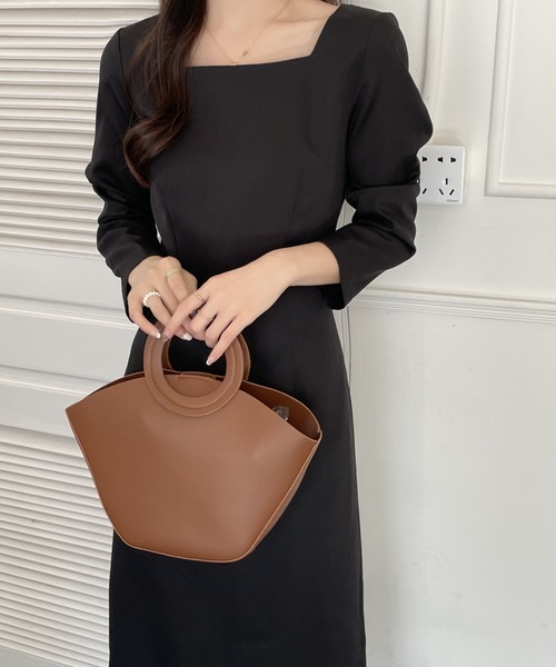 ECLIN(エクラン)の「バックスリットスクエアネックロングワンピース(ワンピース・レディース・ブラック/ダークブラウン/ベージュ・FREE)」の14枚目の写真