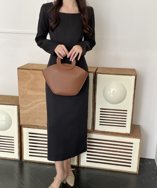 ECLIN(エクラン)の「バックスリットスクエアネックロングワンピース(ワンピース・レディース・ブラック/ダークブラウン/ベージュ・FREE)」の16枚目の写真