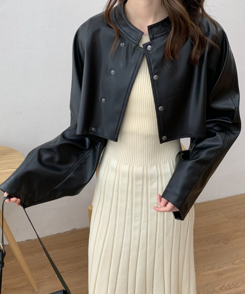 ABITOKYO(アビトーキョー)の「フェイクレザーショート丈ノーカラージャケット(ノーカラージャケット・レディース・ダークブラウン/ブラック・M/L)」の4枚目の写真