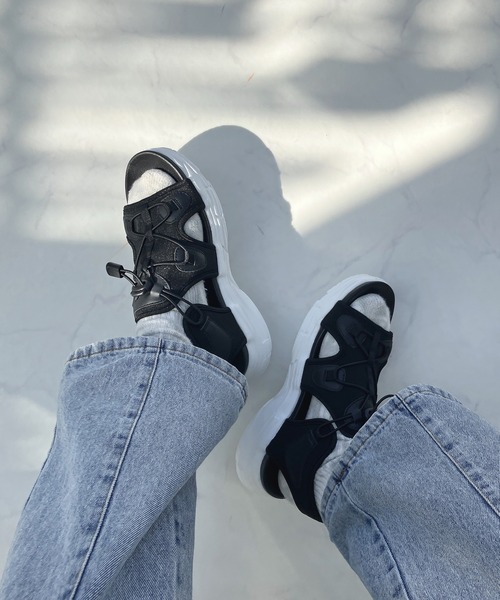 AS KNOW AS plus（アズノゥアズプラス）の「○オープン 厚底 スニーカーサンダル（サンダル・レディース・アイボリー/ブラック/グレー/ブラック×ホワイト・M/L）」の4枚目の写真