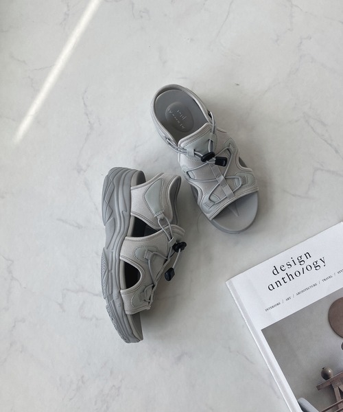 AS KNOW AS plus（アズノゥアズプラス）の「○オープン 厚底 スニーカーサンダル（サンダル・レディース・アイボリー/ブラック/グレー/ブラック×ホワイト・M/L）」の17枚目の写真