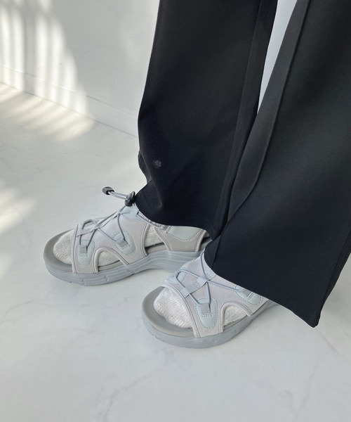 AS KNOW AS plus（アズノゥアズプラス）の「○オープン 厚底 スニーカーサンダル（サンダル・レディース・アイボリー/ブラック/グレー/ブラック×ホワイト・M/L）」の19枚目の写真