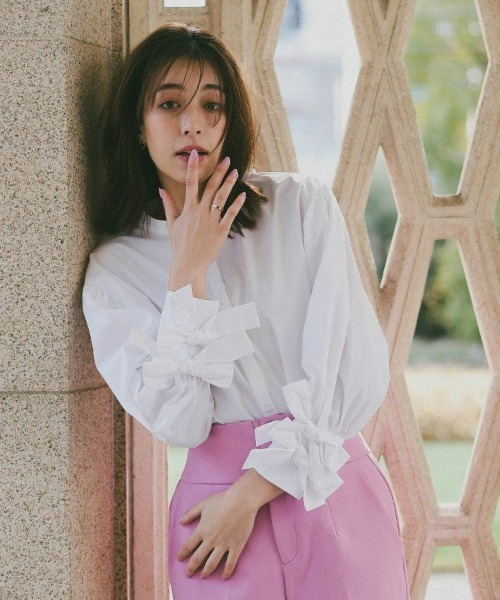 DONOBAN(ドノバン)の「袖リボンブラウス(シャツ/ブラウス・レディース・ブルー系その他/ブルー系その他2/ホワイト/ストライプ/グレイッシュベージュ/ピンク系その他・FREE)」の2枚目の写真