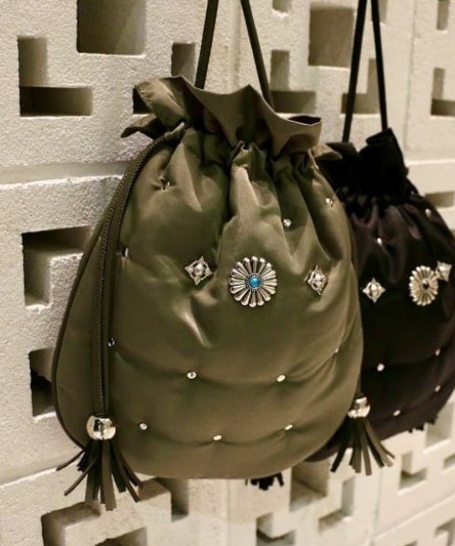 CONTROL FREAK / CTFK（コントロールフリーク）の「CONTROL FREAK / スタッズ コンチョ 巾着 バッグ（ハンドバッグ・レディース・ブラック/オリーブ・ONE SIZE）」の2枚目の写真