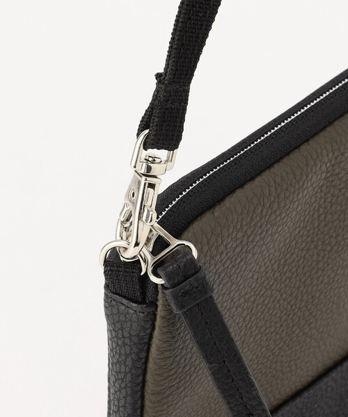 COMME　CA COMMUNE（コムサコミューン）の「★雑誌掲載商品★ フェイクレザー バイカラー スクエアーショルダーバッグ（ショルダーバッグ・メンズ・ネイビー/ブラック×グレー/オリーブ/オリーブ×ブラック・FREE）」の11枚目の写真