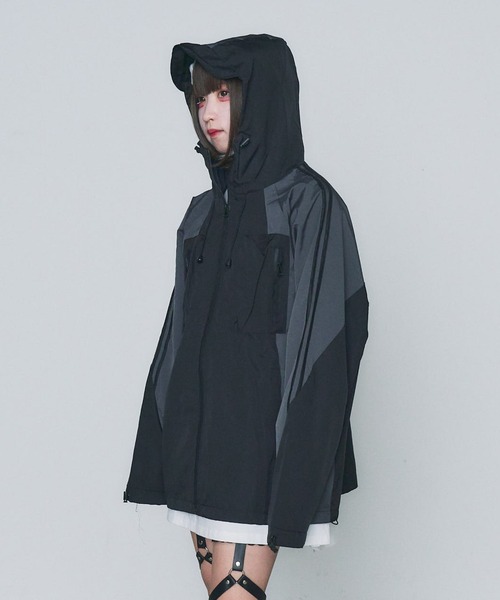 WEGO（ウィゴー）の「WEGO/【一部店限定】ポケットバイカラーウィンドブレーカー（マウンテンパーカー・レディース・グレー/ブラック・FREE）」の2枚目の写真