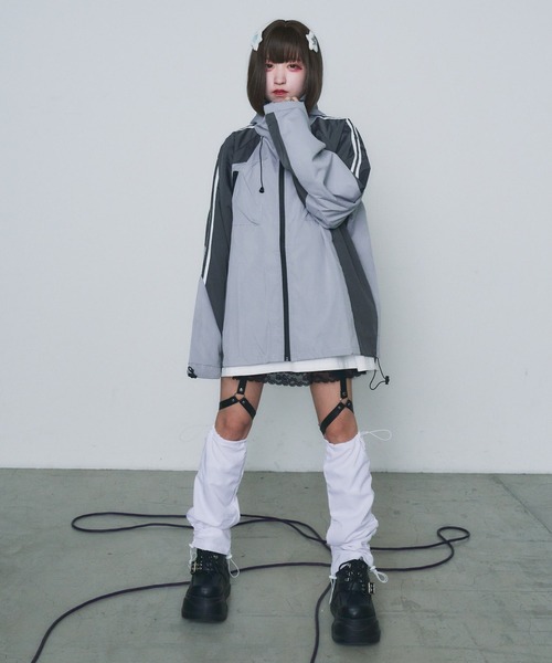 WEGO（ウィゴー）の「WEGO/【一部店限定】ポケットバイカラーウィンドブレーカー（マウンテンパーカー・レディース・グレー/ブラック・FREE）」の5枚目の写真