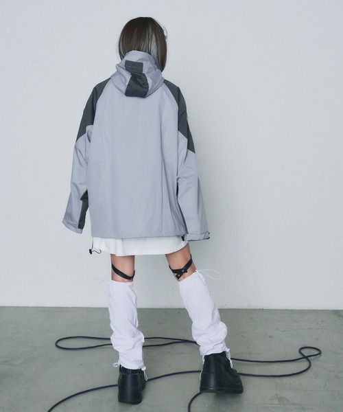 WEGO（ウィゴー）の「WEGO/【一部店限定】ポケットバイカラーウィンドブレーカー（マウンテンパーカー・レディース・グレー/ブラック・FREE）」の6枚目の写真
