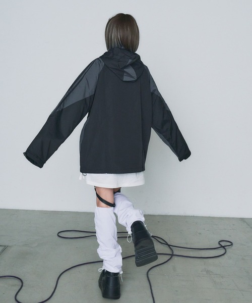 WEGO（ウィゴー）の「WEGO/【一部店限定】ポケットバイカラーウィンドブレーカー（マウンテンパーカー・レディース・グレー/ブラック・FREE）」の3枚目の写真