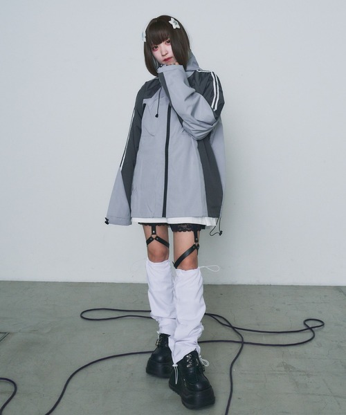 WEGO（ウィゴー）の「WEGO/【一部店限定】ポケットバイカラーウィンドブレーカー（マウンテンパーカー・レディース・グレー/ブラック・FREE）」の4枚目の写真