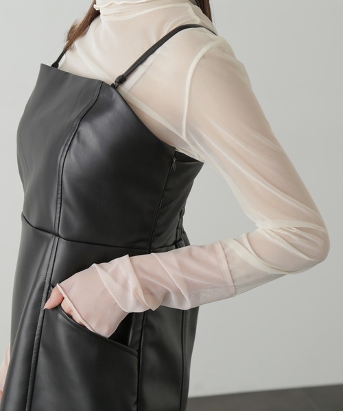 FREE'S MART（フリーズマート）の「◆合皮ミニキャミワンピース（ワンピース・レディース・ブラック/ホワイト・MEDIUM/SMALL）」の22枚目の写真