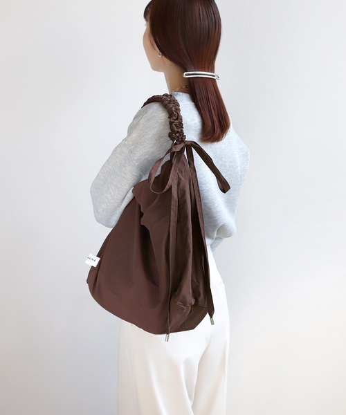 ANEMONE（アネモネ）の「ギャザーハンドルスクエアショルダーバッグ（トートバッグ・レディース・ブルー/ライトグレー/カーキ/ブラック/ブラウン/グリーン/ベージュ/ホワイト・FREE）」の4枚目の写真