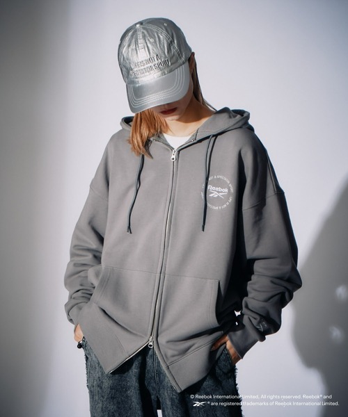 Reebok(リーボック)の「【Reebok別注】裏毛オーバーサイズジップパーカー(パーカー・メンズ・チャコールグレー/グレー・LARGE/MEDIUM)」の12枚目の写真