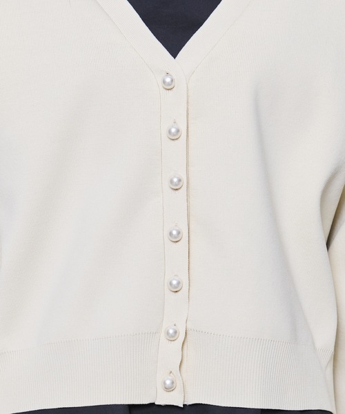 Arnold Palmer(アーノルドパーマー)の「パールボタン ニットカーディガン(カーディガン/ボレロ・レディース・アイボリー/ネイビー/ブラック・S/M/L)」の5枚目の写真