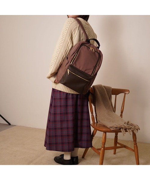 COOCO（クーコ）の「ポリエステル×フェイクレザー　10ポケットリュックサック/A4・13inPC対応（バックパック/リュック・レディース・ライトグレー/マスタード/ブラック/カーキ/モカ・9）」の9枚目の写真