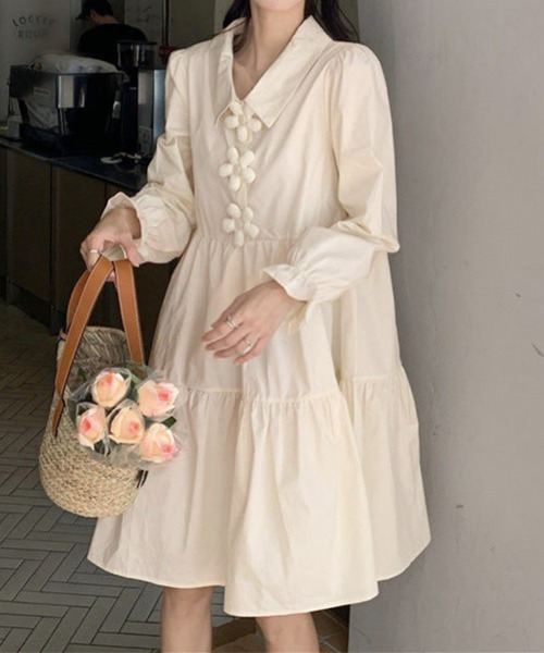 ENLIKE（エンリケ）の「フラワーボタンデザインティアードワンピ（ワンピース・レディース・ベージュ/ブルー・FREE）」の2枚目の写真