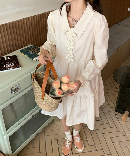 ENLIKE（エンリケ）の「フラワーボタンデザインティアードワンピ（ワンピース・レディース・ベージュ/ブルー・FREE）」の7枚目の写真