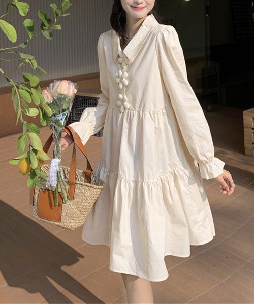 ENLIKE（エンリケ）の「フラワーボタンデザインティアードワンピ（ワンピース・レディース・ベージュ/ブルー・FREE）」の9枚目の写真