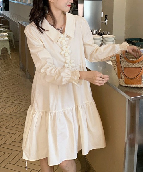 ENLIKE（エンリケ）の「フラワーボタンデザインティアードワンピ（ワンピース・レディース・ベージュ/ブルー・FREE）」の6枚目の写真