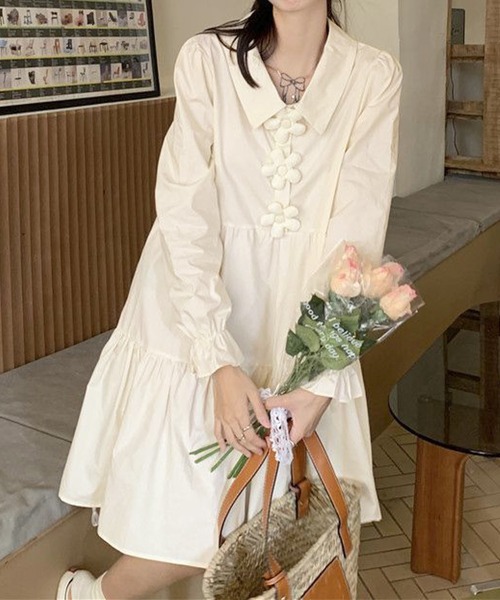 ENLIKE（エンリケ）の「フラワーボタンデザインティアードワンピ（ワンピース・レディース・ベージュ/ブルー・FREE）」の5枚目の写真