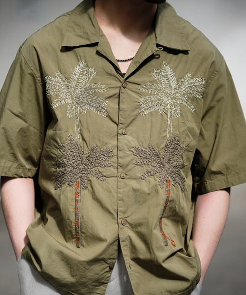 NOMA t.d.（ノーマティーディー）の「NOMA t.d. (ノーマティーディー) 別注 パームツリーエンブロイダリーシャツ（シャツ/ブラウス・メンズ・レッド/ホワイト×ホワイト/カーキ・5/3/4）」の2枚目の写真
