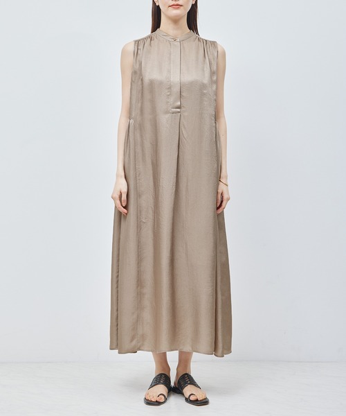 ROPE'（ロペ）の「アセテートビンテージサテンギャザーワンピース（ワンピース・レディース・ベージュ/ネイビー・FREE）」の8枚目の写真