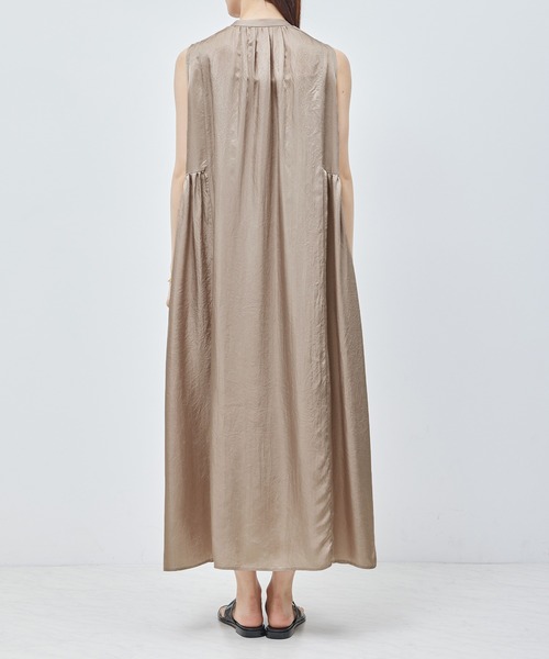 ROPE'（ロペ）の「アセテートビンテージサテンギャザーワンピース（ワンピース・レディース・ベージュ/ネイビー・FREE）」の6枚目の写真