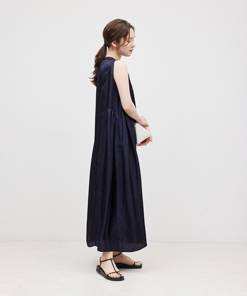 ROPE'（ロペ）の「アセテートビンテージサテンギャザーワンピース（ワンピース・レディース・ベージュ/ネイビー・FREE）」の20枚目の写真