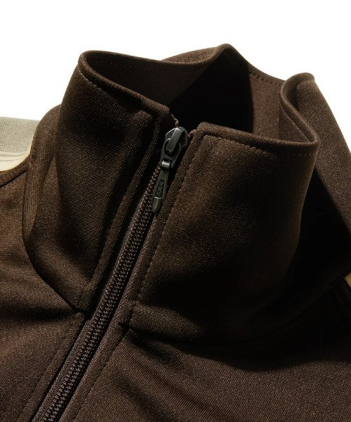 NEW ERA（ニューエラ）の「【NEW ERA】SMOOTH JERSEY TRACK JACKET / スムースジャージトラックジャケット（ジャージ・メンズ・ブラウン・LARGE/MEDIUM/X-LARGE）」の4枚目の写真
