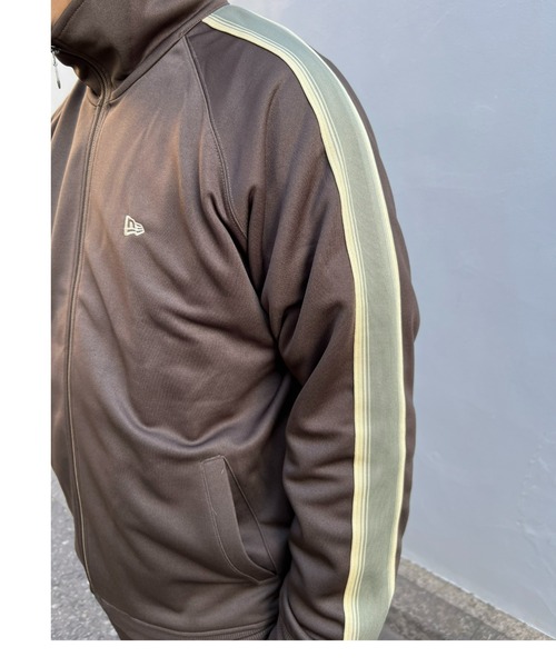 NEW ERA（ニューエラ）の「【NEW ERA】SMOOTH JERSEY TRACK JACKET / スムースジャージトラックジャケット（ジャージ・メンズ・ブラウン・LARGE/MEDIUM/X-LARGE）」の8枚目の写真