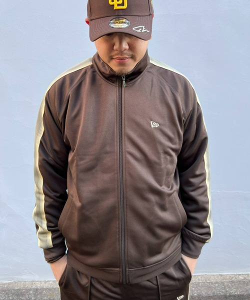 NEW ERA（ニューエラ）の「【NEW ERA】SMOOTH JERSEY TRACK JACKET / スムースジャージトラックジャケット（ジャージ・メンズ・ブラウン・LARGE/MEDIUM/X-LARGE）」の9枚目の写真