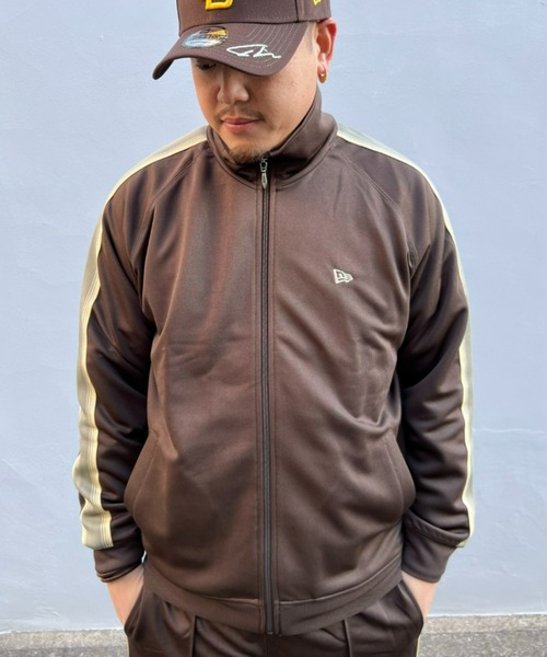 NEW ERA（ニューエラ）の「【NEW ERA】SMOOTH JERSEY TRACK JACKET / スムースジャージトラックジャケット（ジャージ・メンズ・ブラウン・LARGE/MEDIUM/X-LARGE）」の7枚目の写真