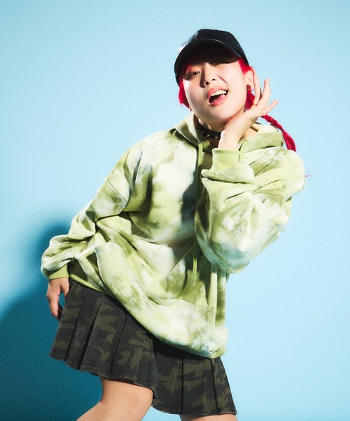 PUNYUS(プニュズ)の「タイダイビッグスウェットパーカー(パーカー・レディース・パープル/カーキ・3/4)」の4枚目の写真