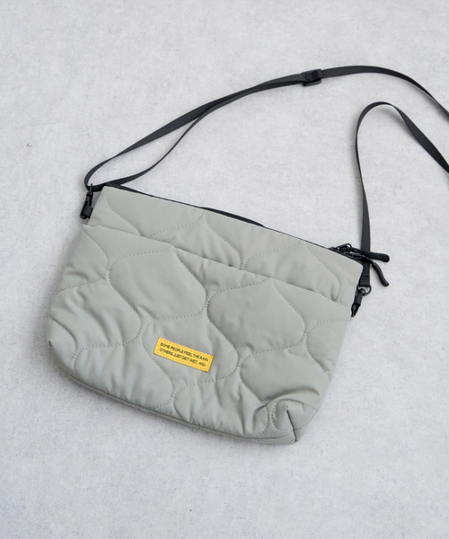 KiU（キウ）の「KiU パデットサコッシュポーチ（ショルダーバッグ・メンズ・ライム/ダークベージュ/ブラック/その他1・FREE）」の3枚目の写真