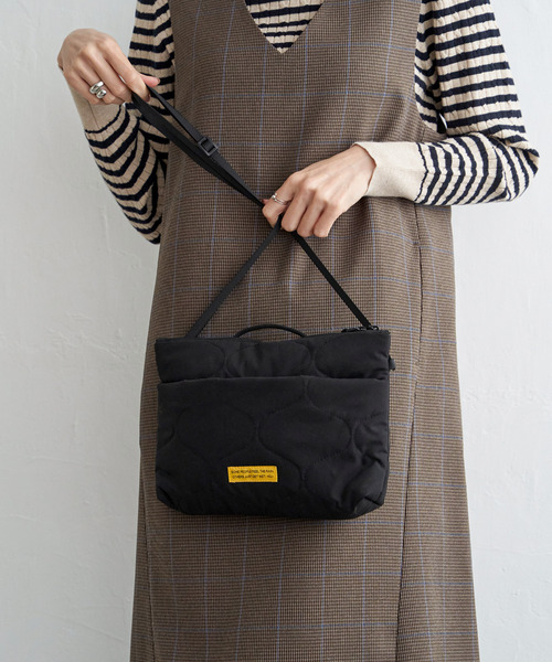 KiU（キウ）の「KiU パデットサコッシュポーチ（ショルダーバッグ・メンズ・ライム/ダークベージュ/ブラック/その他1・FREE）」の2枚目の写真