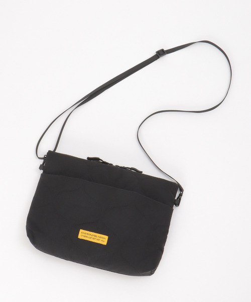 KiU（キウ）の「KiU パデットサコッシュポーチ（ショルダーバッグ・メンズ・ライム/ダークベージュ/ブラック/その他1・FREE）」の5枚目の写真