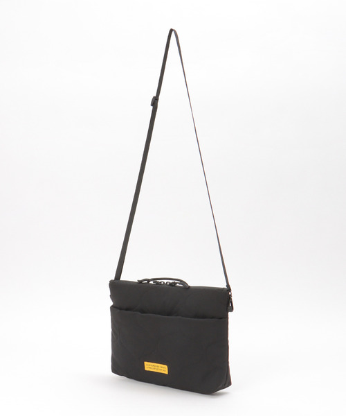 KiU（キウ）の「KiU パデットサコッシュポーチ（ショルダーバッグ・メンズ・ライム/ダークベージュ/ブラック/その他1・FREE）」の8枚目の写真