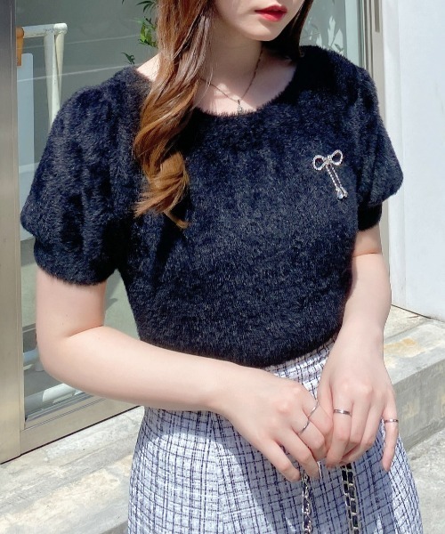 INGNI(イング)の「リボンブローチ付半袖フェザーヤーンニット(ニット/セーター・レディース・アイボリー/ブラック/グレー/ピンク・M)」の3枚目の写真