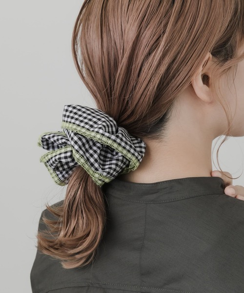 SMELLY(スメリー)の「ギンガムチェックボリュームシュシュ(シュシュ・レディース・ブラック/ブルー・-)」の3枚目の写真