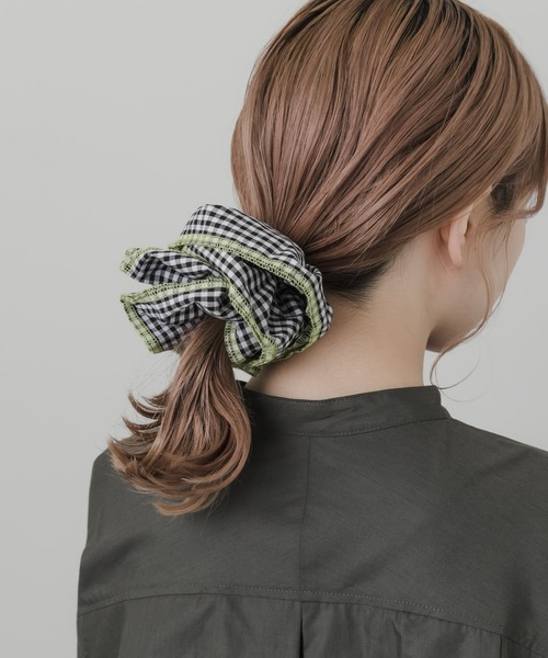 SMELLY(スメリー)の「ギンガムチェックボリュームシュシュ(シュシュ・レディース・ブラック/ブルー・-)」の4枚目の写真