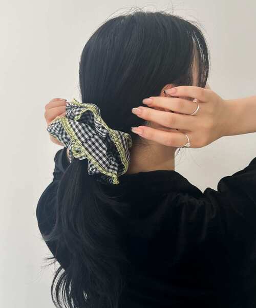 SMELLY(スメリー)の「ギンガムチェックボリュームシュシュ(シュシュ・レディース・ブラック/ブルー・-)」の9枚目の写真