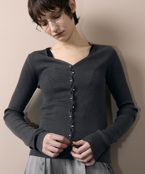 le ELMi(ルエルミ)の「Wave button v-neck ribbed knit cardigan / ウェーブボタンVネックリブニットカーディガン(カーディガン/ボレロ・レディース・ブラック/ブラウン/チャコールグレー・FREE)」の3枚目の写真