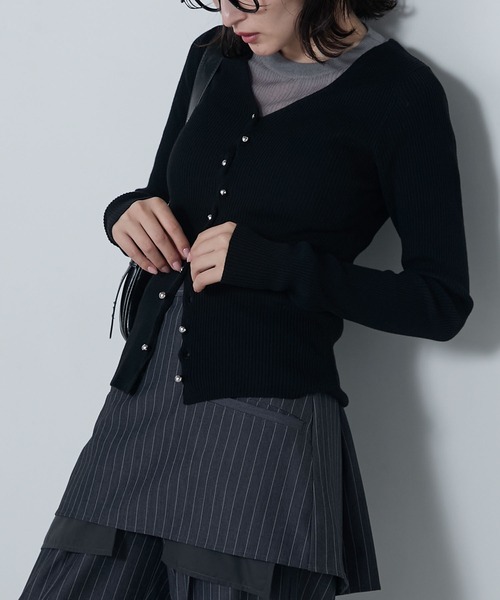 le ELMi(ルエルミ)の「Wave button v-neck ribbed knit cardigan / ウェーブボタンVネックリブニットカーディガン(カーディガン/ボレロ・レディース・ブラック/ブラウン/チャコールグレー・FREE)」の2枚目の写真