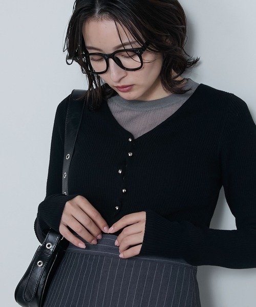 le ELMi（ルエルミ）の「Wave button v-neck ribbed knit cardigan