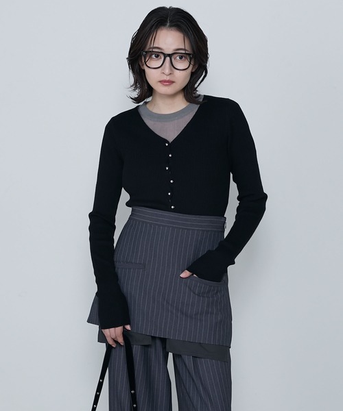 le ELMi(ルエルミ)の「Wave button v-neck ribbed knit cardigan / ウェーブボタンVネックリブニットカーディガン(カーディガン/ボレロ・レディース・ブラック/ブラウン/チャコールグレー・FREE)」の5枚目の写真